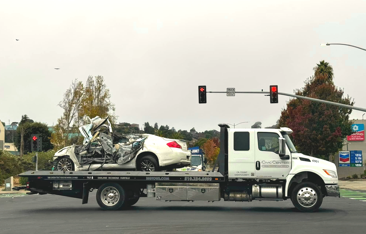 Teen killed in high-speed crash on Canal Boulevard